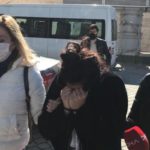 الشابة المتهمة أثناء اعتقالها