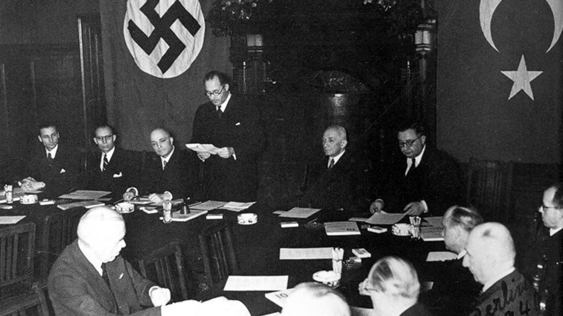 صورة لعملية توقيع اتفاقية الصداقة بين النازيين والأتراك