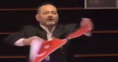 نائب يوناني يمزق علم تركيا