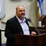 منصور عباس يدين عملية حاجز زعترة