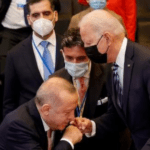 أردوغان يقبل يد بايدن