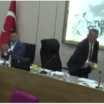 مسؤول يوزع أكياس الشاي على النواب