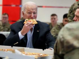 بايدن يأكل البيتزا بالحرب