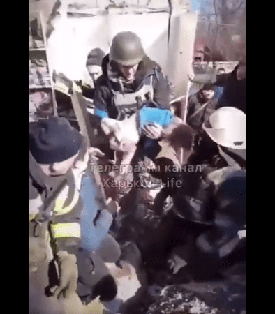 طفل أوكراني تحت الركام