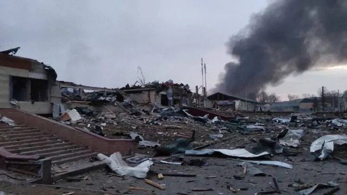 قصف قاعدة جوية في أوكرانيا