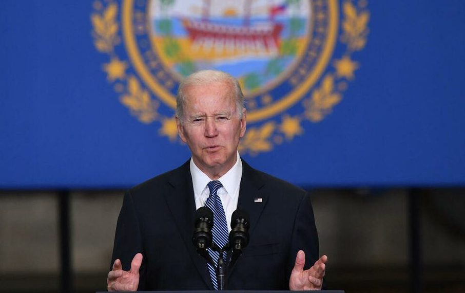 بايدن يخطأ باسم النائب الديمقراطي