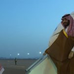 محمد بن سلمان يقبل يد أخيه
