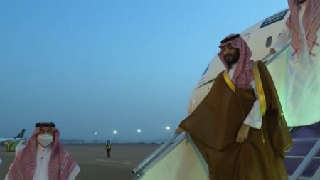 محمد بن سلمان يقبل يد أخيه