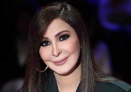 اليسا تهاجم رجل دين
