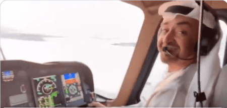 رئيس الإمارات وهو يقود مروحية