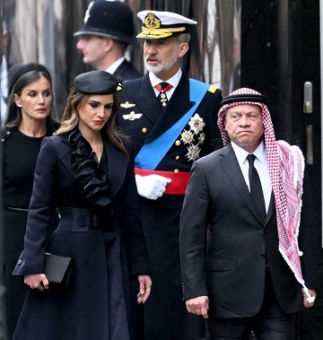 ملك الأردن وزوجته في جنازة الملكة إليزابيث