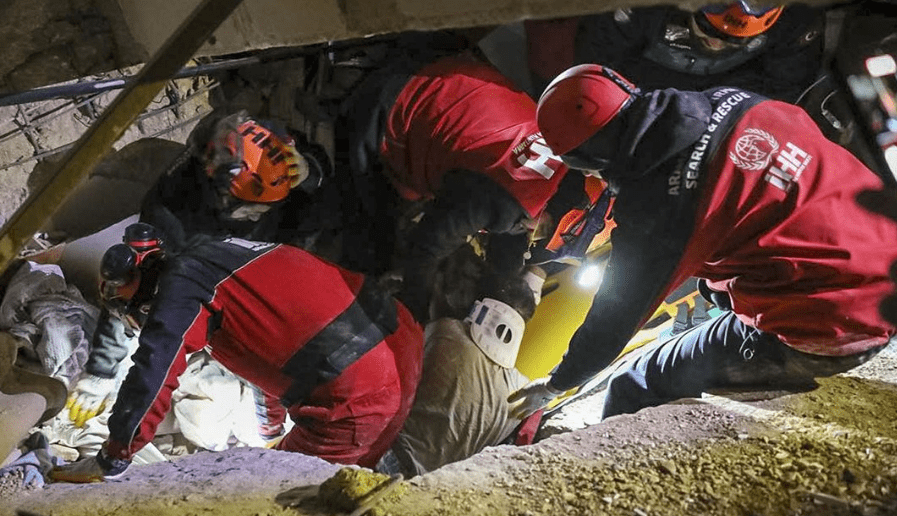 إنقاذ أطفال من زلزال تركيا